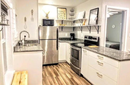 Keller House | free private parking, washer dryer, back porch with a view, dog/family friendly