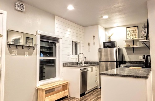 Keller House | free private parking, washer dryer, back porch with a view, dog/family friendly