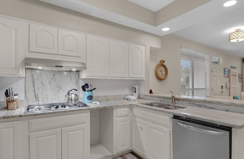 Gulf Pines Condo | Free Seasonal Beach Service, Large Villa, Ground Floor, Pool View, Walk to the B
