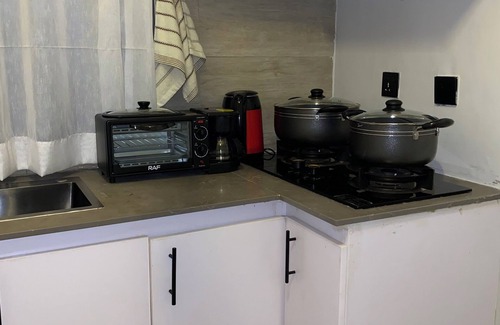Kampala Bed & Breakfast | Free secure parking and unlimited wifi with Netflix.