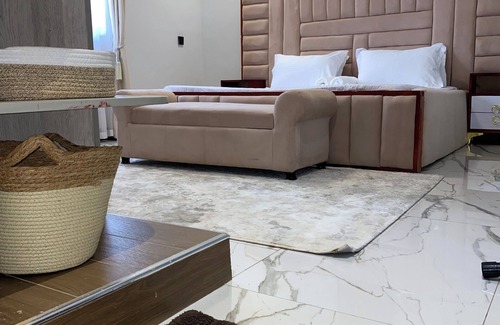 Kampala Bed & Breakfast | Free secure parking and unlimited wifi with Netflix.