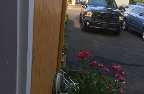 Ellsworth Apartment | Free Shuttle Studio with Private Entrance Near The PDX Airport