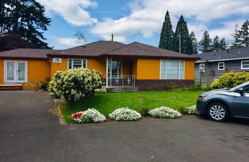 Ellsworth Apartment | Free Shuttle Studio with Private Entrance Near The PDX Airport