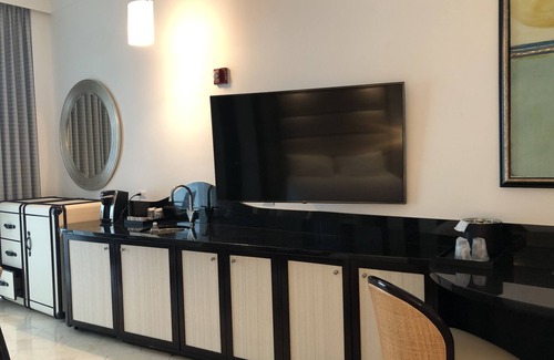 Mid Beach Apartment | FREE SPA PASSES & PARKING - ACCESS TO ALL AMENITIES FONTAINEBLEAU SLEEPS 6!