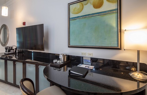 Mid Beach Apartment | FREE SPA PASSES & PARKING - ACCESS TO ALL AMENITIES FONTAINEBLEAU SLEEPS 6!