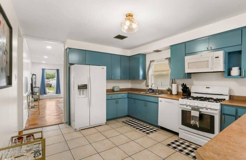 Kenner - Louis Armstrong International Airport Apartment | Free-standing Beauty w Covered Parking and Yard