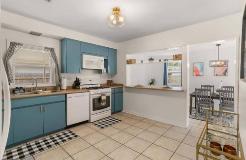 Kenner - Louis Armstrong International Airport Apartment | Free-standing Beauty w Covered Parking and Yard
