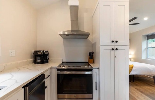 Atlanta Apartment | Free-standing Tinyhome Studio with 6ft Privacy Fencing & Modern Amenities