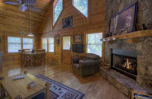 McCaysville Cabin | *Free Whitewater Rafting & Ziplining* Surround yourself with the beauty & natural forest in this secluded cabin