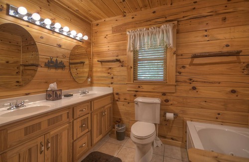 McCaysville Cabin | *Free Whitewater Rafting & Ziplining* Surround yourself with the beauty & natural forest in this secluded cabin