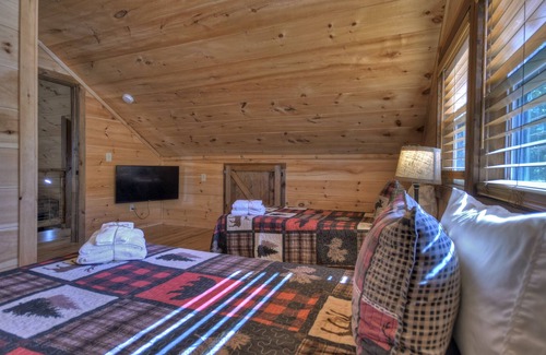 Copperhill Cabin | *FREE Whitewater Rafting & Ziplining* Dream Hideaway Located in Hideaway Falls next to Squirrels Hideaway & Many other Cuddle Up Cabins