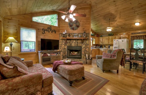 Epworth Cabin | *Free Whitewater Rafting & Ziplining* Enjoy Fightingtown Creek access in this spectacular cabin