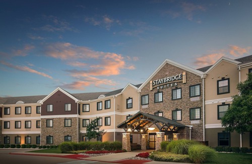 Fort Worth Apartment | Free Wi-Fi + Complimentary Breakfast + Outdoor Pool | Studio Only 30 Minutes from Six Flags!