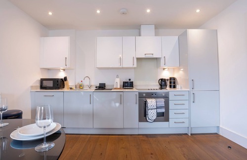 Slough Apartment | FREE WIFI & NETFLIX, 8 MINUTE WALK TO ELIZABETH LINE & 15 MIN DRIVE TO HEATHROW