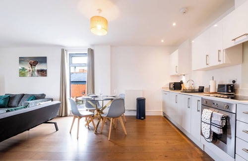Slough Apartment | FREE WIFI & NETFLIX, 8 MINUTE WALK TO ELIZABETH LINE & 15 MIN DRIVE TO HEATHROW