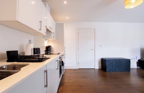 Slough Apartment | FREE WIFI & NETFLIX, 8 MINUTE WALK TO ELIZABETH LINE & 15 MIN DRIVE TO HEATHROW