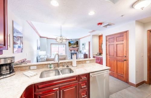 Park City Condo | *FREE ZIP LINE TOURS* Perfect Weekend Getaway | Updated Westgate Resort | Pools, Spa, Room Service