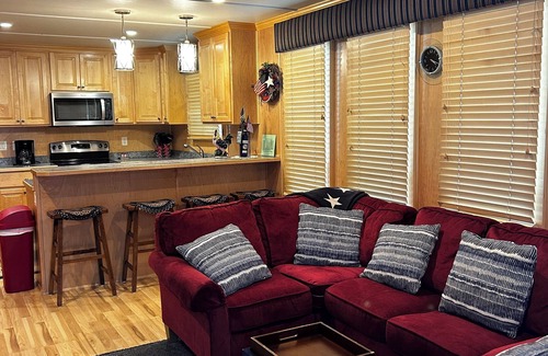Byrdstown Boat Rental | Freedom is your home away from home on the water!