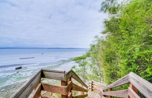Freeland House | Freeland Retreat - Deck, Fire Pit and Beach Access!