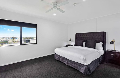 Manukau City Apartment | Freeman Escape with garage parking
