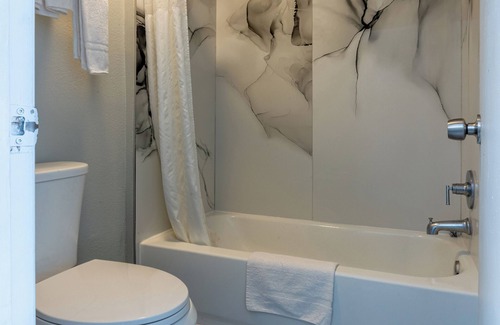 Freer Hotel | Freer Executive Inn and Studios