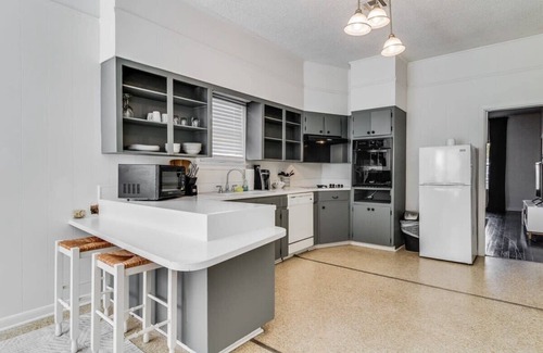 Freetown - Port Rico House | Freetown Hideaway: Private Room, Full Kitchen, Garden & Free Parking