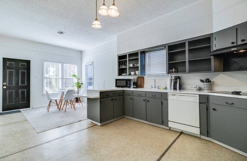 Freetown - Port Rico House | Freetown Hideaway: Private Room, Full Kitchen, Garden & Free Parking