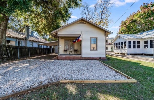 Freetown - Port Rico House | Freetown Hideaway: Private Room, Full Kitchen, Garden & Free Parking