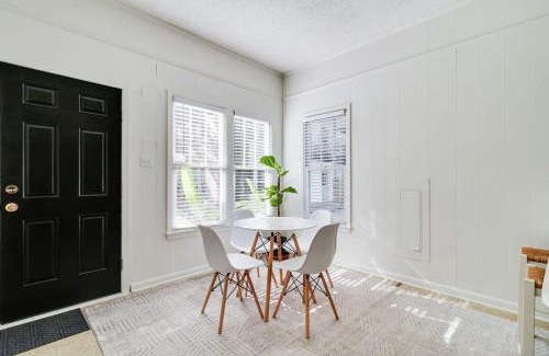 Freetown - Port Rico House | Freetown Hideaway-Private Room Shared Kitchen & Free Parking