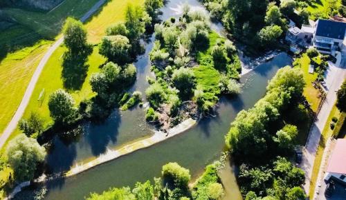 Mulfingen House | Freistehendes Ferienhaus Renkenmühle näher kann man am Wasser nicht wohnen
