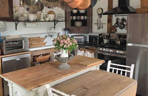 Coxsackie Cottage | French country cottage, fireplace & hottub