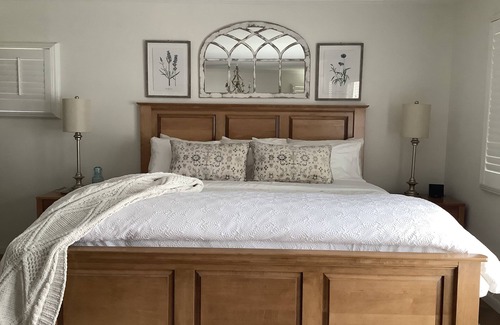 Norwich Resort | French Country Villa, 1st floor, king bed, near Casinos, Golf,Spa, Mystic