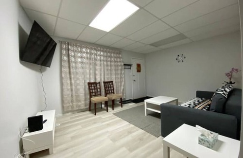Winnipeg House | French district Main floor of the duplex house - clean and quiet - Pet Friendly!