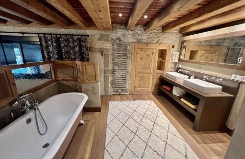 Hery-sur-Alby Villa | French Farmhouse between Lake & Mountain