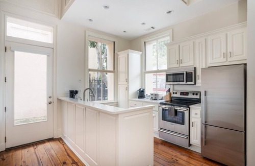 Charleston Historic District House | French Quarter Escape – Walk to City Market, Rainbow Row & More