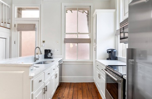 Charleston Historic District House | French Quarter Escape – Walk to City Market, Rainbow Row & More