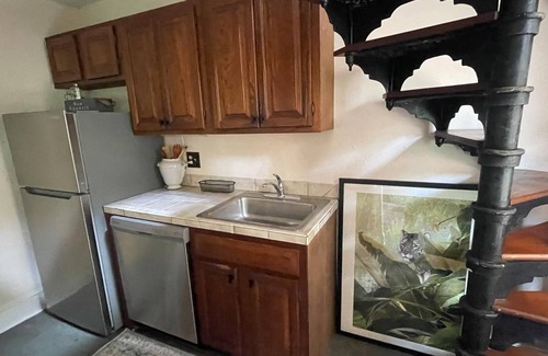 French Quarter House | French Quarter Private Courtyard House -AC, wifi + free Athletic Club membership