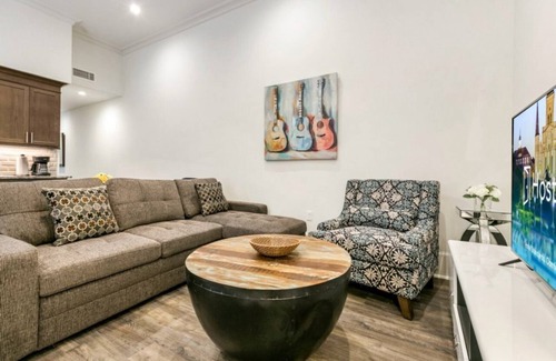 Central Business District Condo | French Quarter Retreat|On Canal St/Parade Route