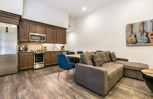 Central Business District Condo | French Quarter Retreat|On Canal St/Parade Route