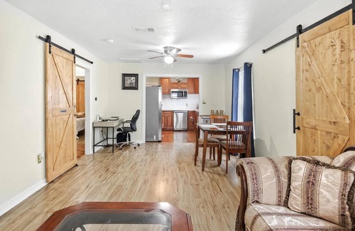 Northside House | “Frenchtown Finest”- Lovely 2-bedroom house three miles from Downtown Houston