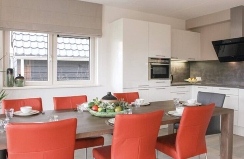 Idskenhuizen House | Freonskip is an 8 person child friendly water villa.