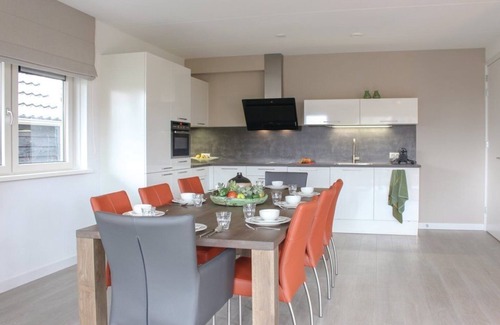 Idskenhuizen House | Freonskip is an 8 person child friendly water villa.