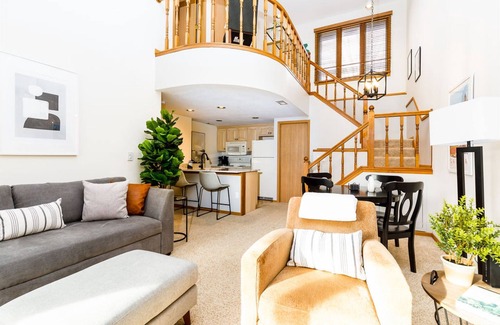 The Galena Territory House | Fresh! 2BR Golf Villa w/King Beds, Dog-Friendly, Amenity Access, Near Trails