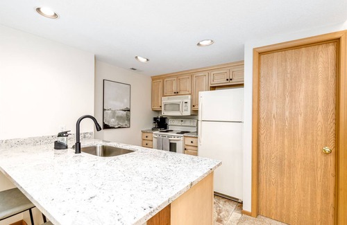 The Galena Territory House | Fresh! 2BR Golf Villa w/King Beds, Dog-Friendly, Amenity Access, Near Trails