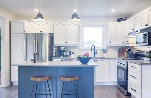 Ontario House | Fresh air and bright spaces - King bed!