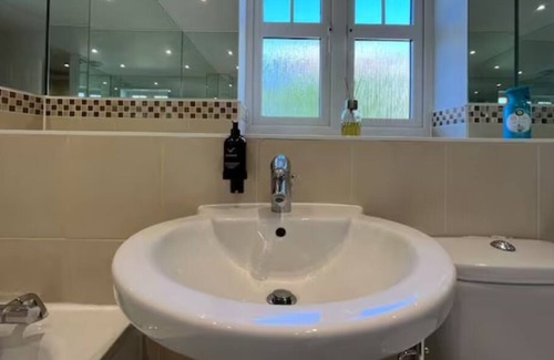 Whittington Apartment | Fresh & Bright 3 Bed Apartment in London