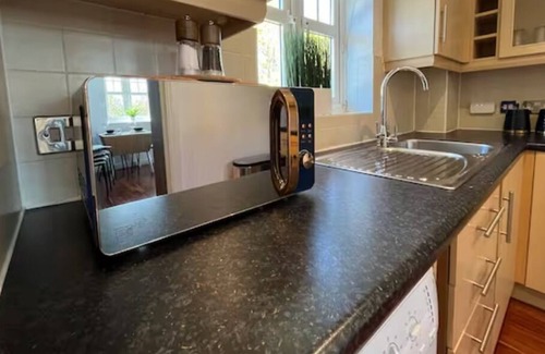 Whittington Apartment | Fresh & Bright 3 Bed Apartment in London