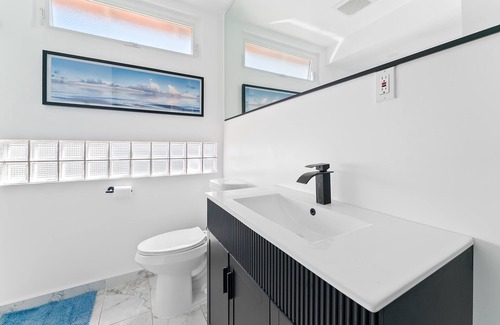 Inglewood House | Fresh Look & Centrally Located! Blocks to SOFI!