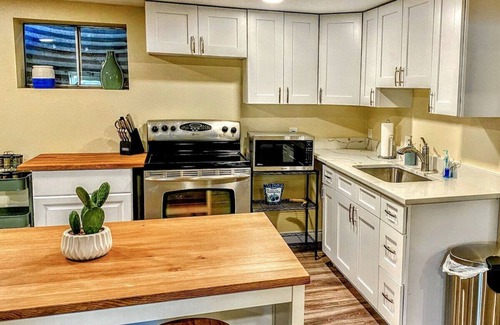 Welby House | Fresh, Modern, 2 BR, 13 min to DT!