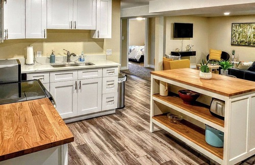 Welby House | Fresh, Modern, 2 BR, 13 min to DT!